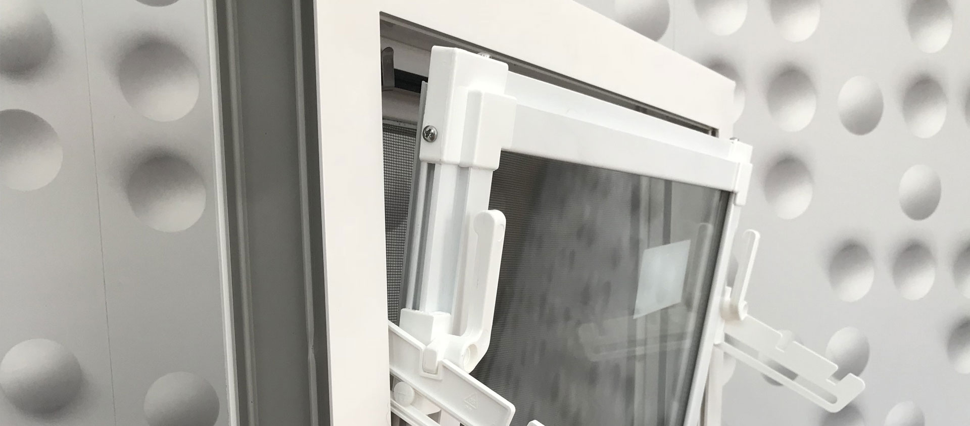 LIWDAR Fenêtres en PVC fenêtres à l'étable fenêtres pour la porcherie fenêtres à l'écurie moustiquaires producteur polonais